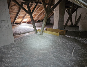 Zateplení stropu bytového domu pomocí foukané izolace